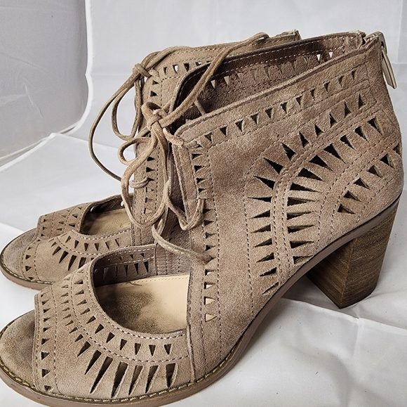 Vince Camuto Tarita Lace Tan Geometric Cutouts Heels Sandals sz 7.5 - Picture 8 of 8